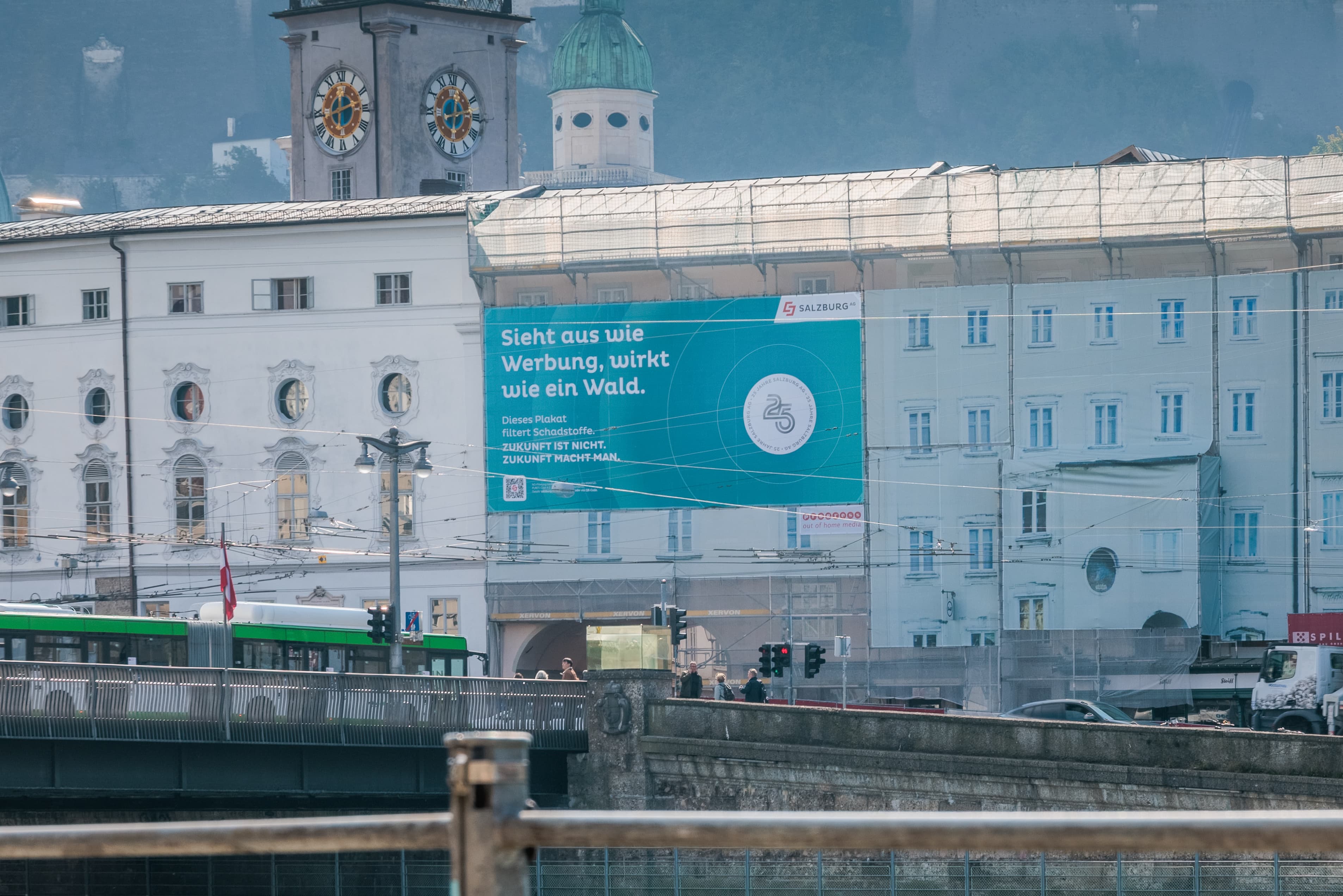 First Mover Salzburg AG mit erstem schadstoffreduzierendem Megaboard Österreichs